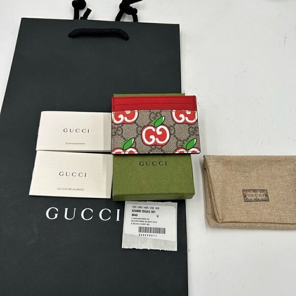 SOLD!!   Women’s Gucci, GG supreme monogram, Apple print card case made in Italy - Picture 2 of 9